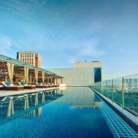 Hotel Stripes Kuala Lumpur, Autograph Collection Exterior foto The swimming pool at the hotel