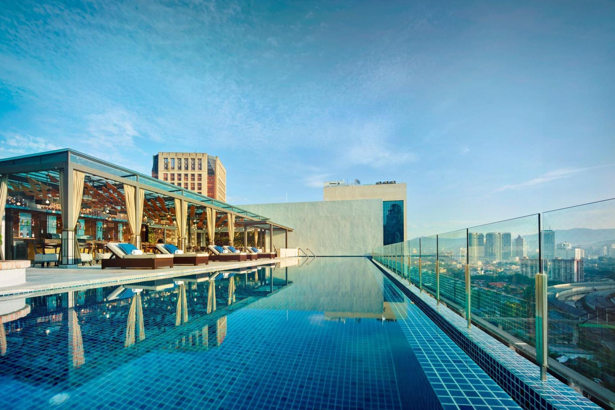 Hotel Stripes Kuala Lumpur, Autograph Collection Exterior foto The swimming pool at the hotel