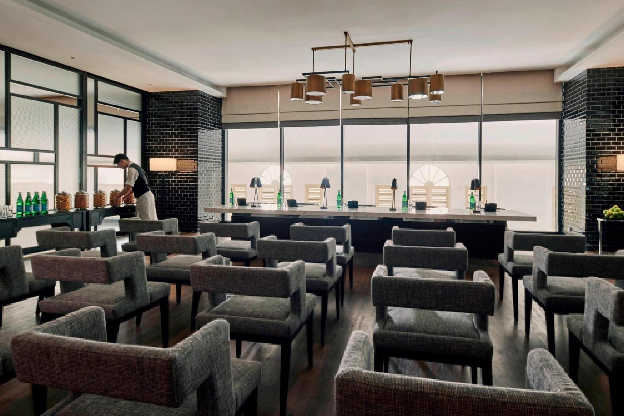 Hotel Stripes Kuala Lumpur, Autograph Collection Exterior foto The lounge at the airport
