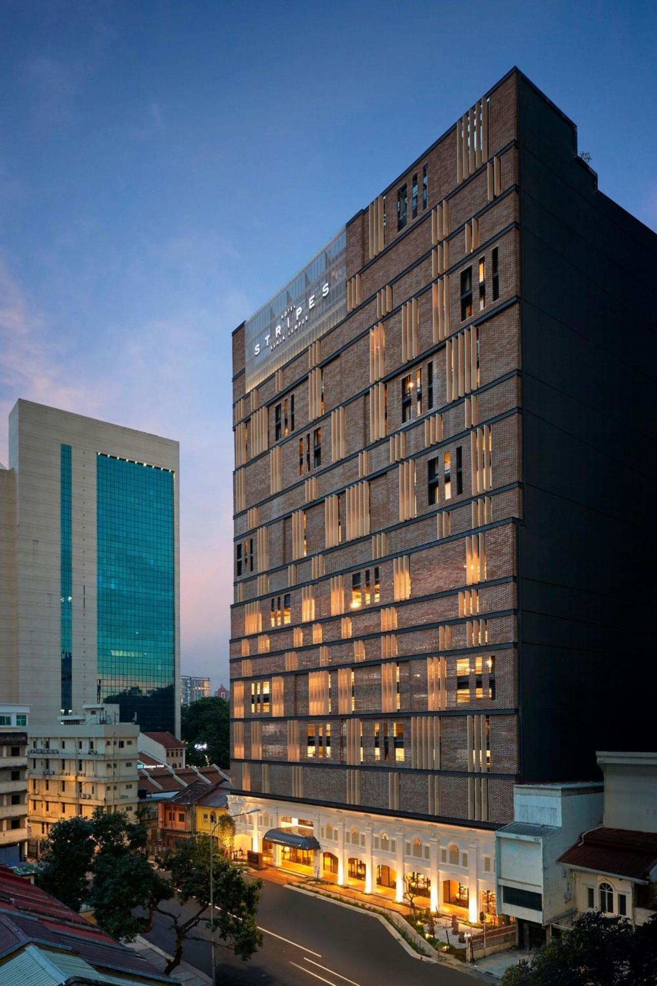 Hotel Stripes Kuala Lumpur, Autograph Collection Exterior foto The hotel at dusk