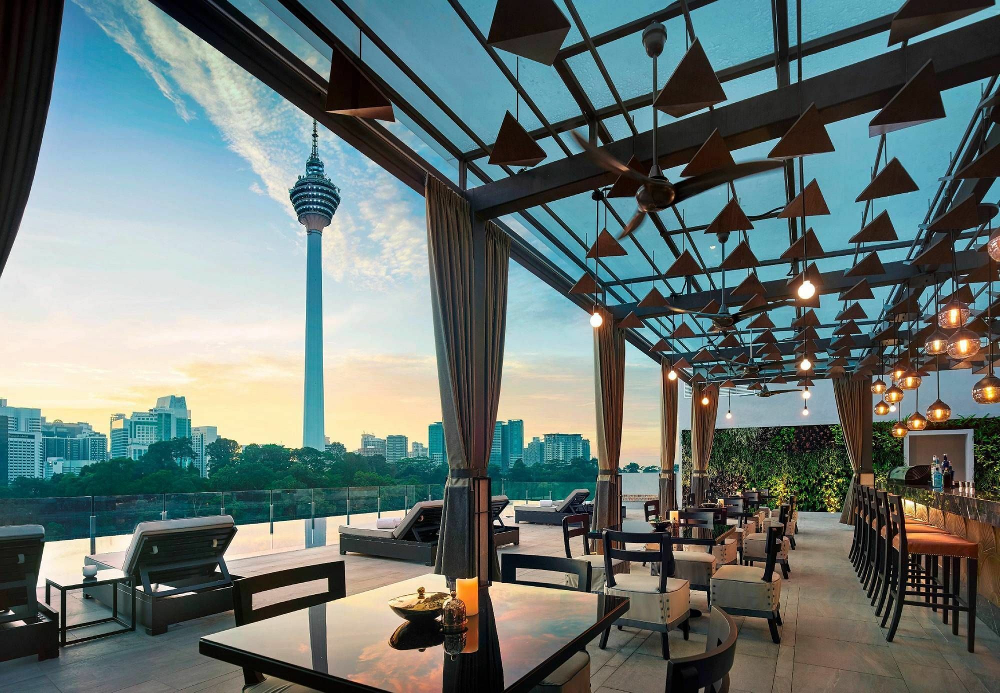 Hotel Stripes Kuala Lumpur, Autograph Collection Exterior foto The 360° Sky Bar